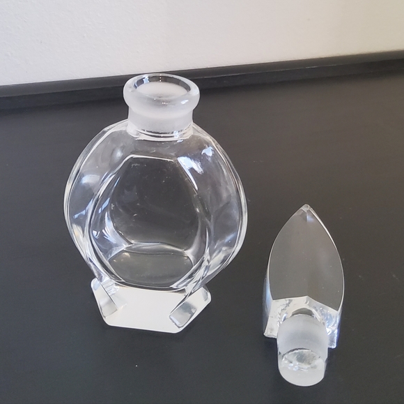 Vintage Crystal Perfume Bottle and Stopper - Picture 4 of 6